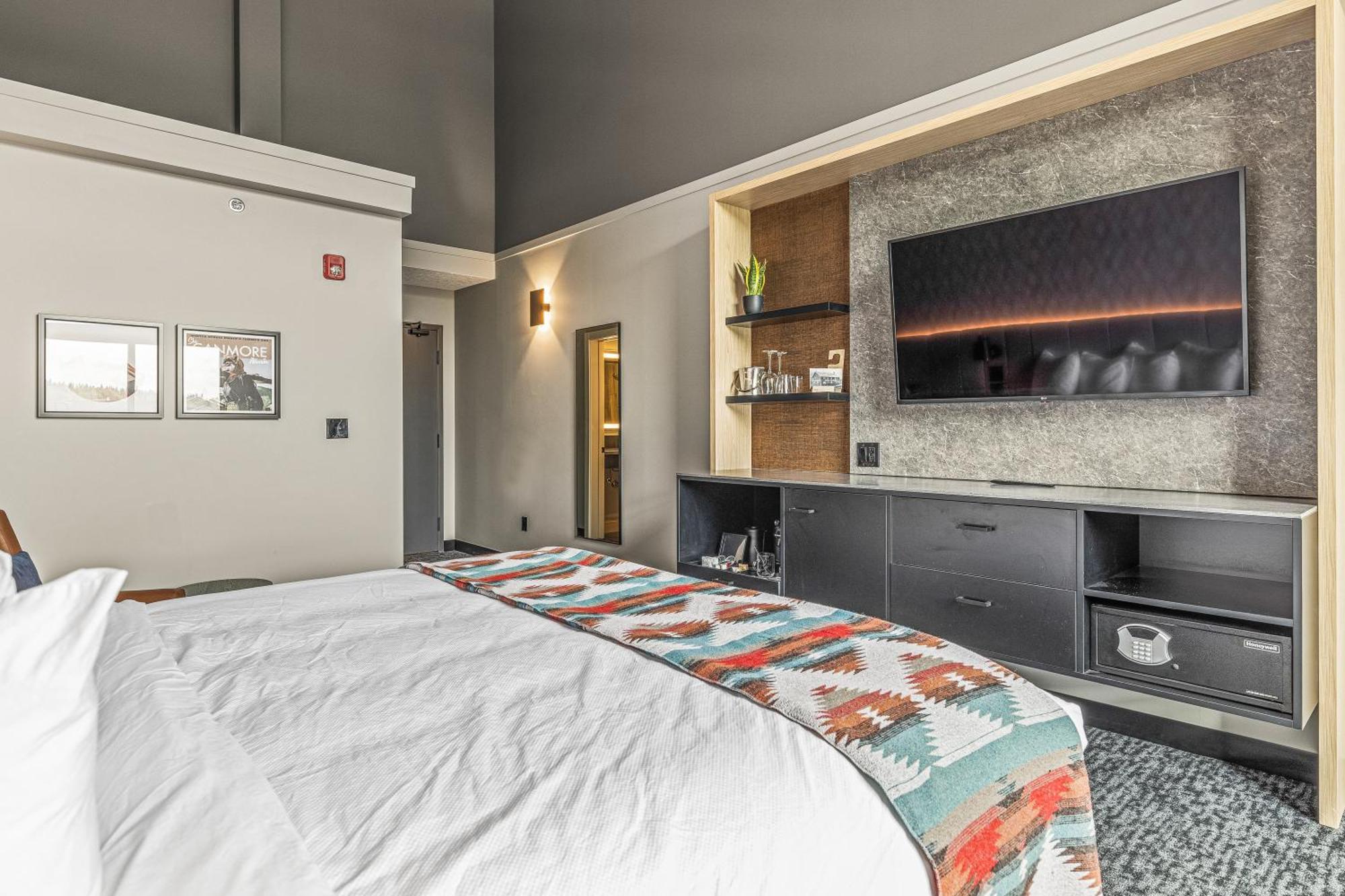 Mtn House By Basecamp Hotel Canmore Exterior photo